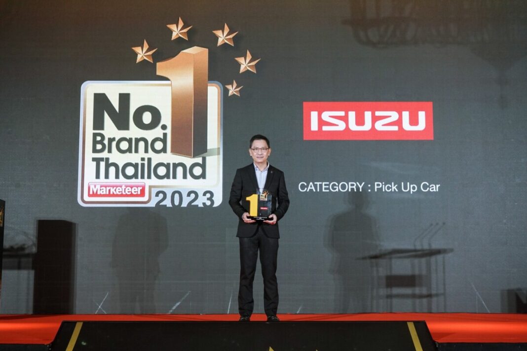 1-ตรีเพชรอีซูซุเซลส์รับมอบรางวัลเกียรติยศ-No.1-Brand-Thailand-2023-จาก-Marketeer