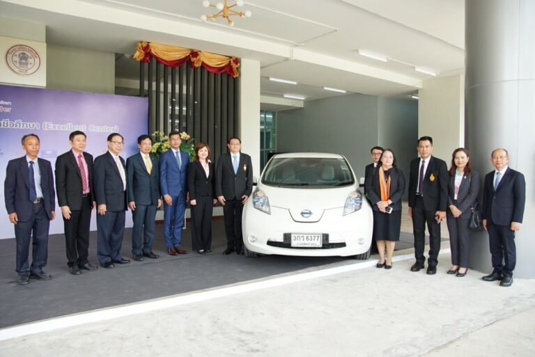สมาคมยานยนต์ไฟฟ้าไทยจับมือนิสสัน มอบรถไฟฟ้า NISSAN LEAF วิทยาลัยเทคนิคชลบุรี