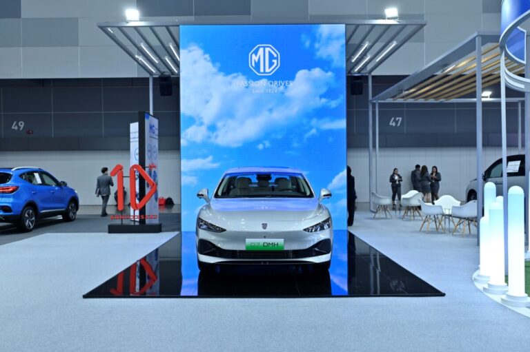 เอ็มจี เผยโฉม ROEWE D7 DMH ครั้งแรกในไทยและอาเซียน