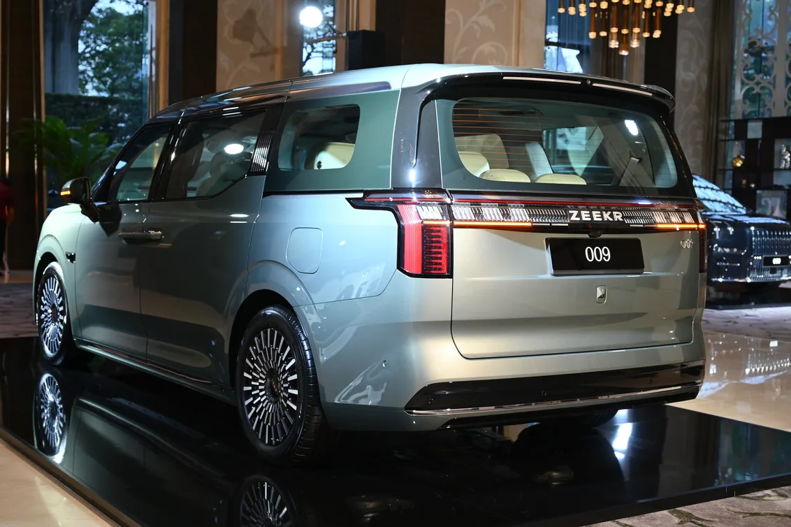 https://taja.or.th/wp-content/uploads/2025/02/ZEEKR-009-7-Seats_Exterior_5.jpg.webp